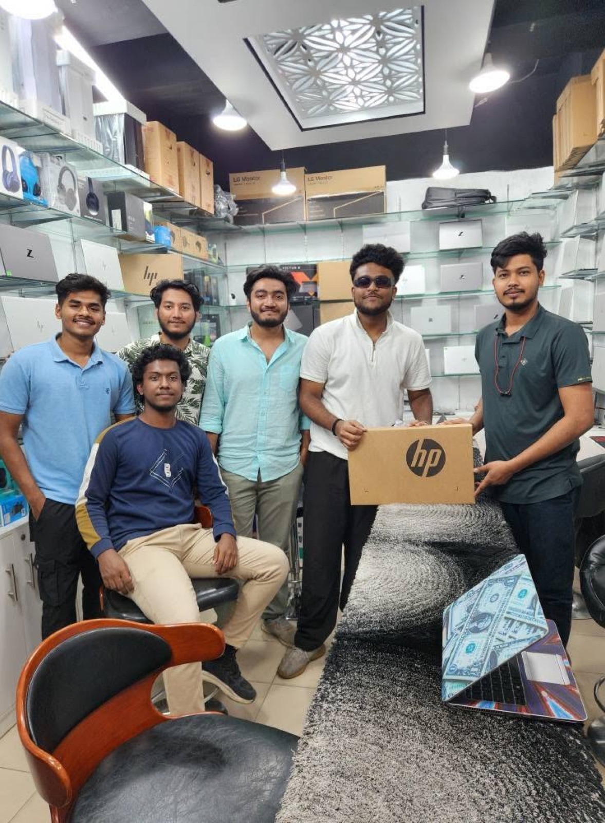 Customer receiving an HP laptop at the Silicon Tech showroom